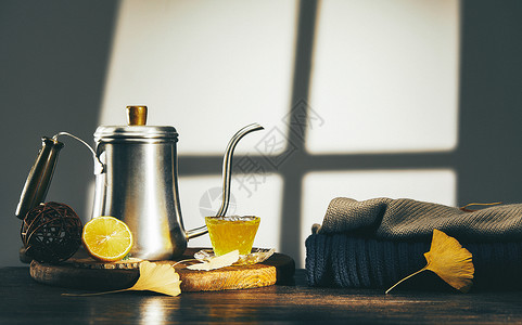 秋日奶茶桌面上摆放着的秋季饮料背景