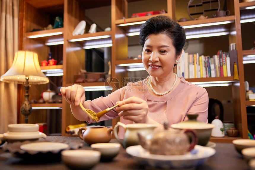 老年人在家泡茶饮茶图片