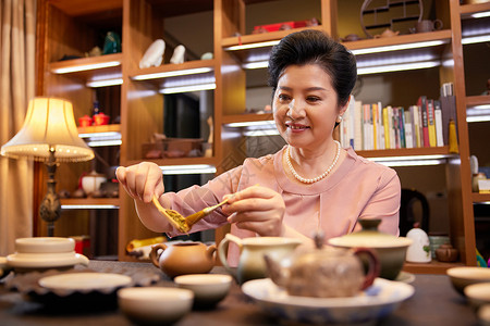 老年人在家泡茶饮茶图片