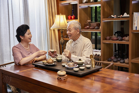 老年夫妻在家喝茶聊天高清图片
