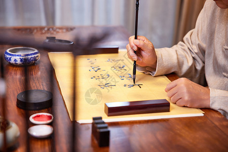老年男性在家练书法毛笔字高清图片