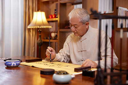 老年男性在家练书法毛笔字高清图片