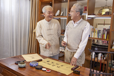 两位老人一起探讨书法图片
