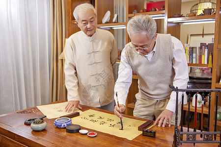 两位老人一起探讨书法高清图片