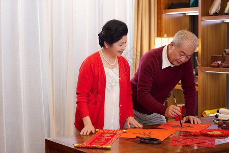 福字与毛笔过年老年夫妻一起在家写福字背景