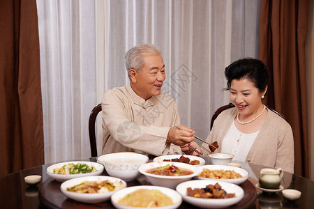 月饼和老年夫妻甜蜜吃饭背景