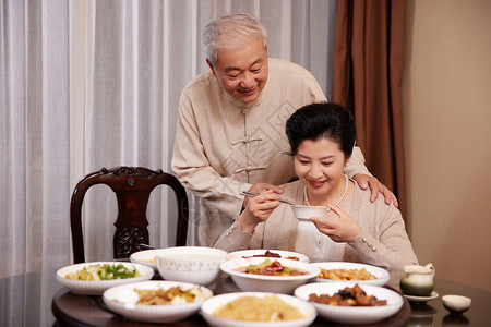 中国节假日老年夫妻甜蜜吃饭背景