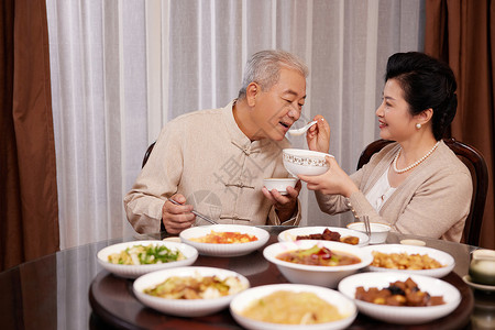 老年夫妻甜蜜吃饭高清图片