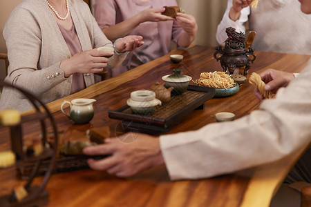 老年好友聚会喝茶吃点心特写高清图片