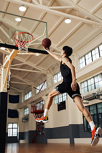 一个空篮球选手打篮球运球突破上篮背景