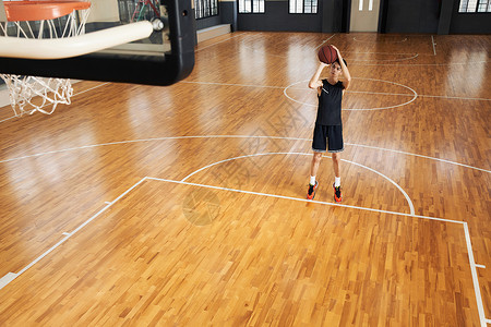 篮球运动员投篮练习图片
