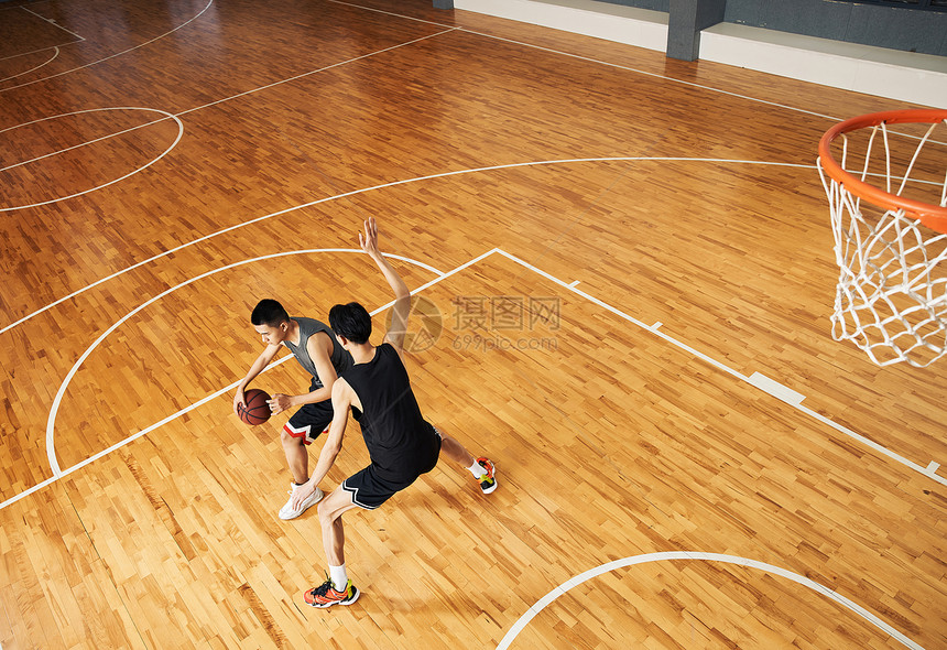 篮球选手打篮球对抗单挑图片