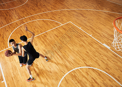 篮球选手打篮球对抗单挑高清图片