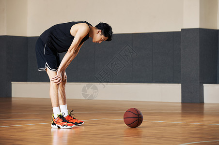 高强度篮球运动青年站在球场上休息背景