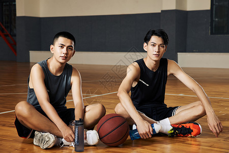 两个篮球运动青年中场休息背景