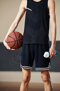 篮球运动青年手持篮球和水瓶图片