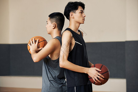 青年篮球运动员手拿篮球背景图片