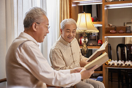 老人聚会在家一起看书探讨图片