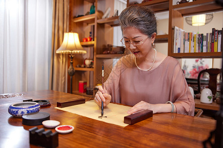钢笔练字老年人在家写书法背景