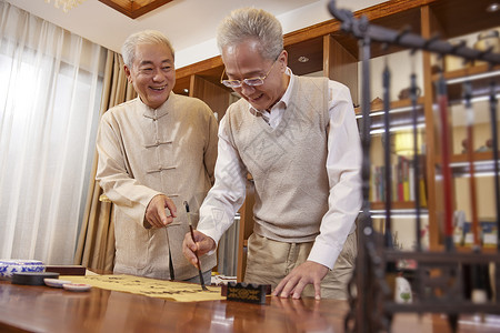 站军姿毛笔字老年人聚会在家探讨书法背景