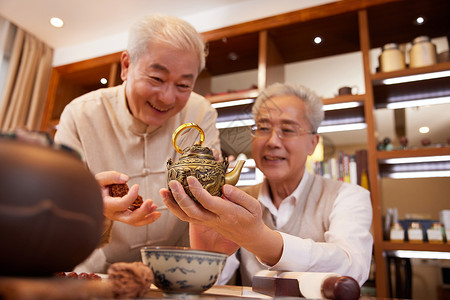 好友聚会一起品鉴文玩古物背景图片