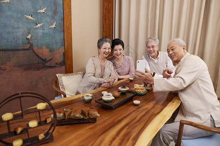 月饼与小白兔老年人聚会使用手机与家人视频背景