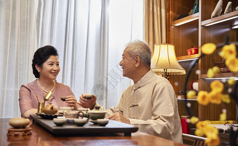 老人夫妻在家泡茶喝茶图片