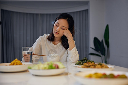 孤独女性一个人在家吃完饭高清图片