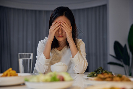 晚饭之前孤独女性一个人在家吃完饭背景