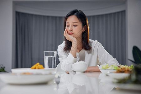 孤独女性一个人在家吃完饭图片