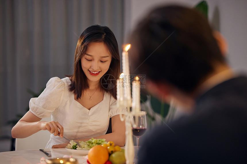 情侣开心享受烛光晚餐图片