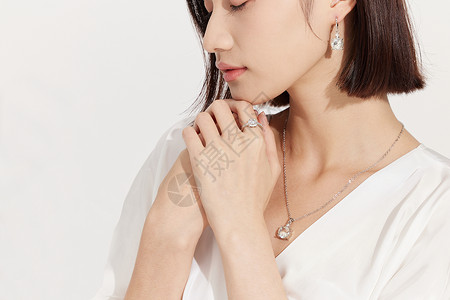 中国珠宝美女佩戴项链耳环背景