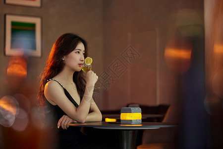 年轻美女餐厅喝酒图片