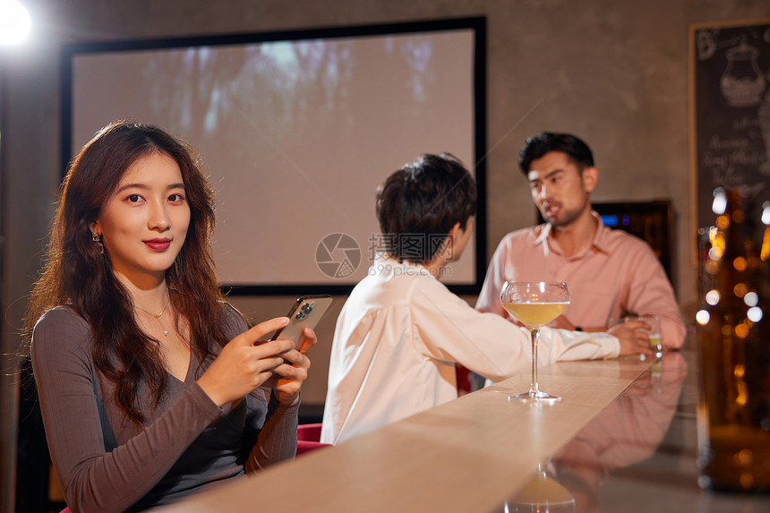 年轻人夜间生活聚会图片