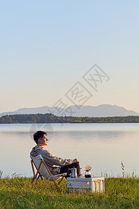 男生旅行年轻男生户外露营手冲咖啡背景