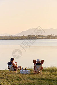 年轻情侣湖边享受大自然高清图片