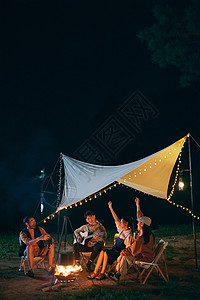 旅游野营年轻人夜晚露营篝火派对背景