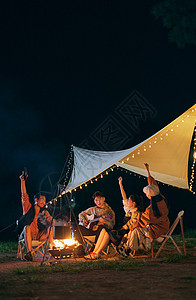 年轻人夜晚露营篝火派对高清图片