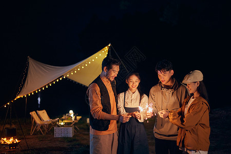 年轻人户外野营聚会玩仙女棒烟花图片