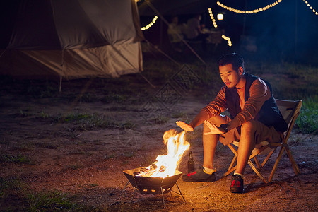 聚会喝酒的男孩年轻男生户外野营烤火背景