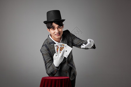 男性魔术师正在变纸牌魔术高清图片