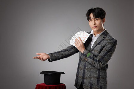 魔术扑克男性魔术师正在变纸牌魔术背景