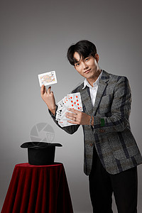 男性魔术师正在变纸牌魔术图片