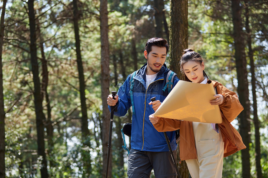 青年朋友结伴户外徒步旅行图片