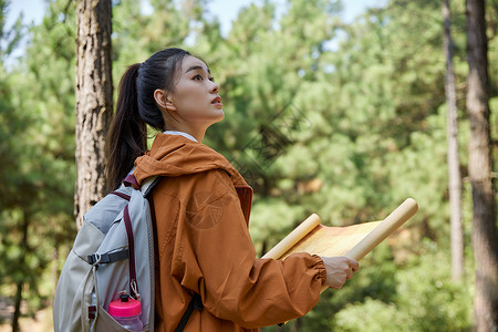 年轻女生户外徒步旅行图片