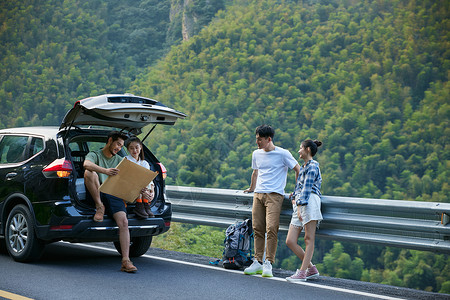 公路地图青年男女结伴自驾旅行背景