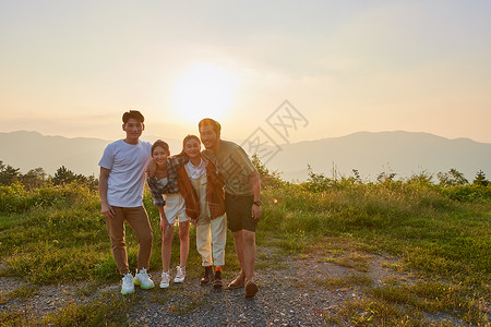 青年朋友结伴旅行看夕阳图片