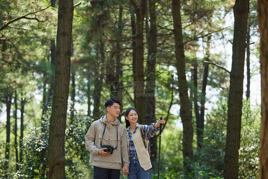 年轻情侣徒步旅行图片