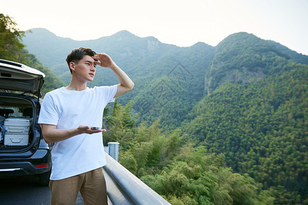 男青年旅行使用指南针寻找方向背景