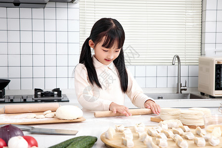 小饺子孩子学包水饺擀面皮背景